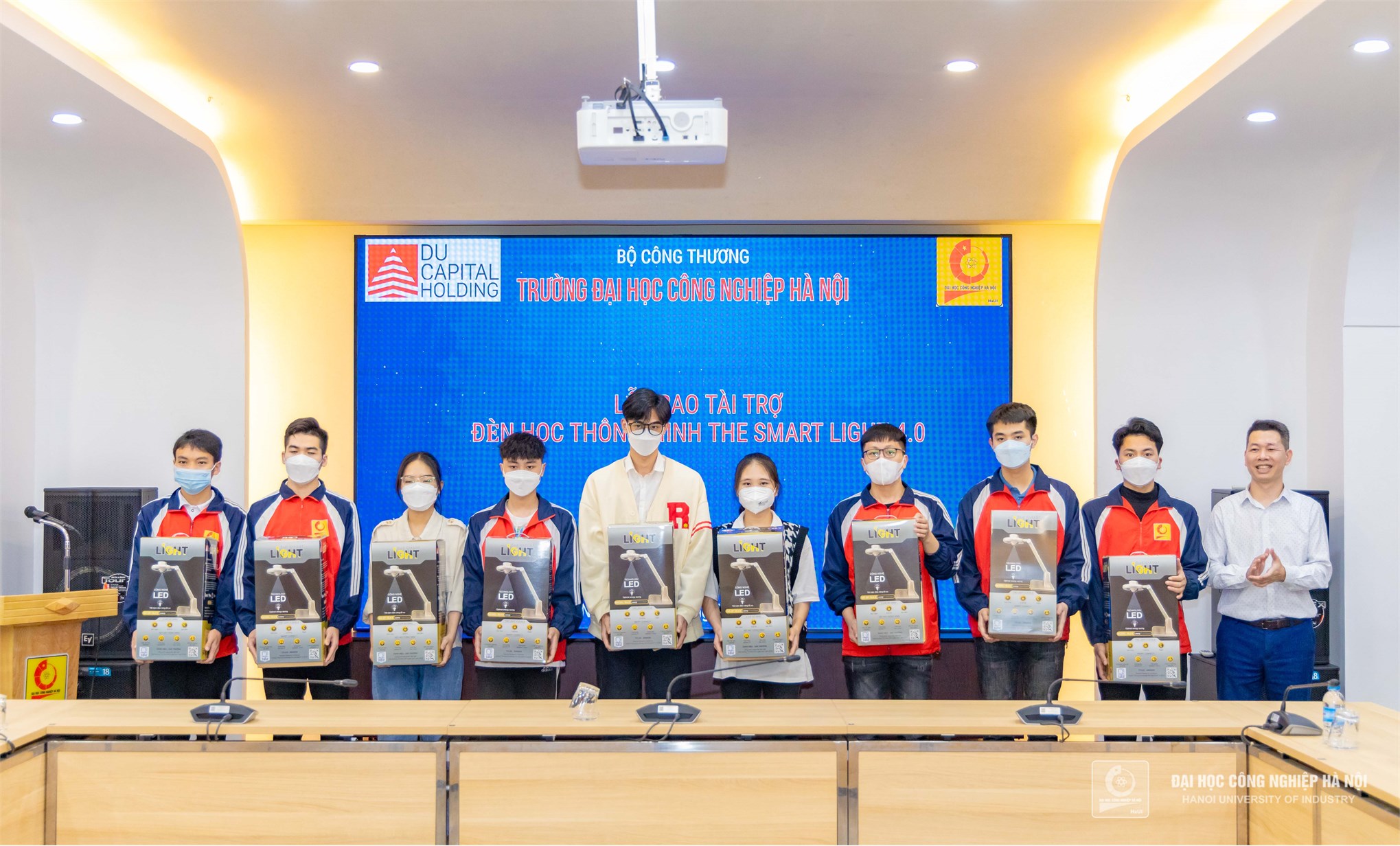 DUCAPITAL Holding trao tặng đèn học thông minh cho sinh viên Đại học Công nghiệp Hà Nội