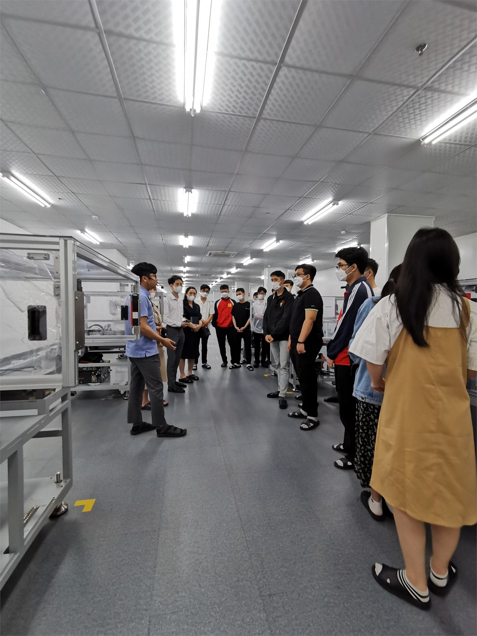 Chuyến tham quan nhà máy Top Engineering của sinh viên khoa CNTT