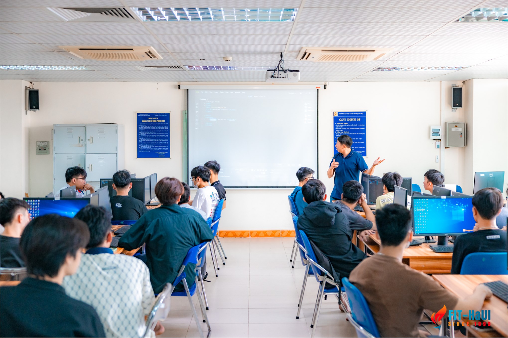 Khởi Đầu Rực Rỡ: Ngày đầu năm học mới tại Khoa Công nghệ thông tin, Trường Đại học Công nghiệp Hà Nội