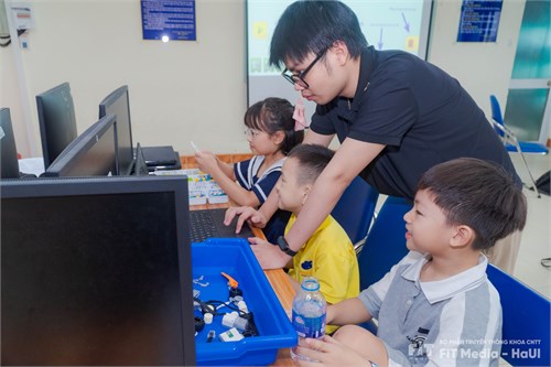 Buổi học đầu tiên thành công rực rỡ của lớp Stem Robotic và Lớp Lập trình Scratch cho trẻ em