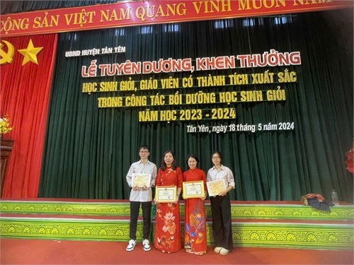 Sinh viên Khóa 19 Khoa Công nghệ thông tin đạt Học bổng HaUI 100% toàn khóa học.