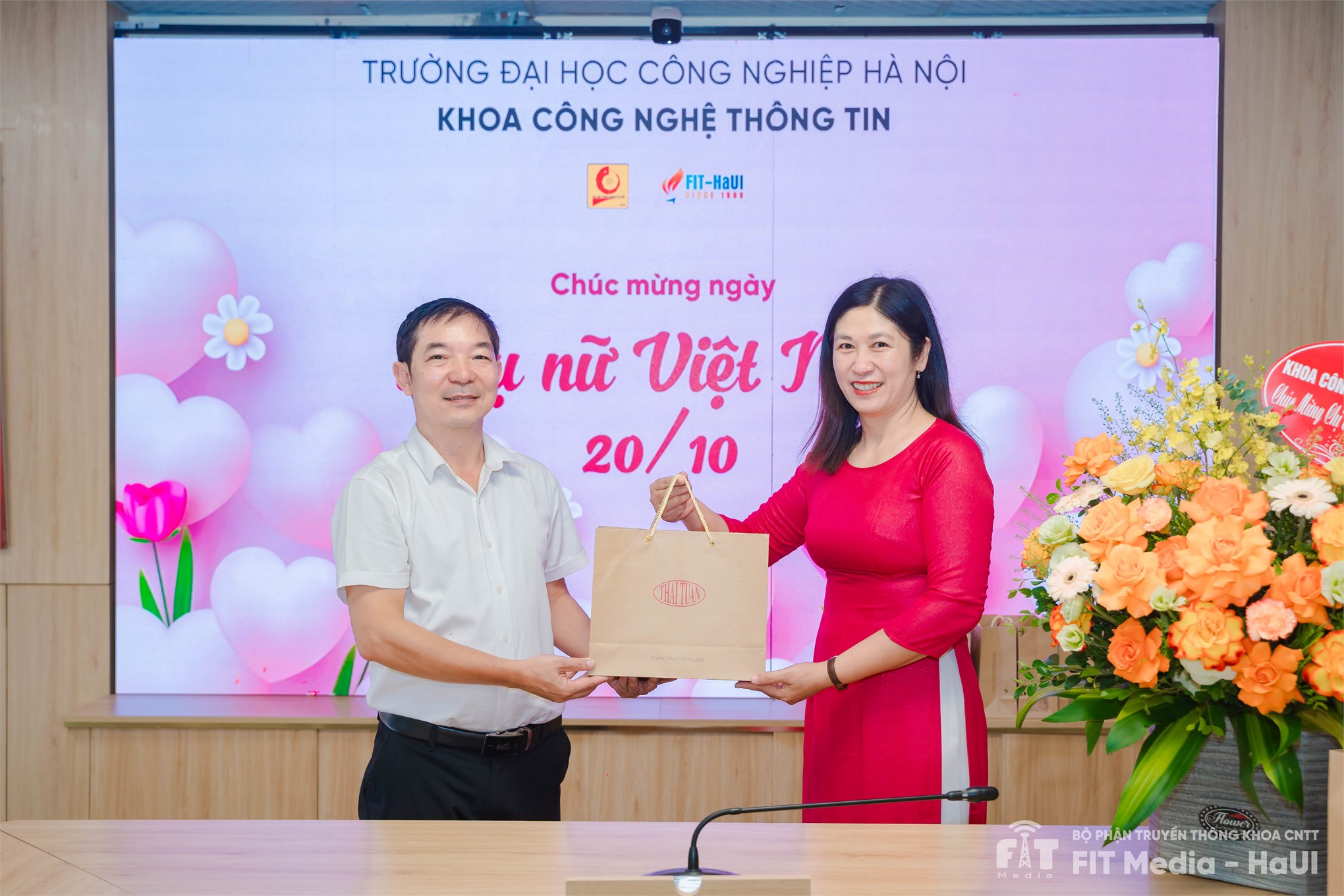 Ban Lãnh đạo Khoa CNTT Chúc mừng nhân Ngày Phụ nữ Việt Nam 20-10