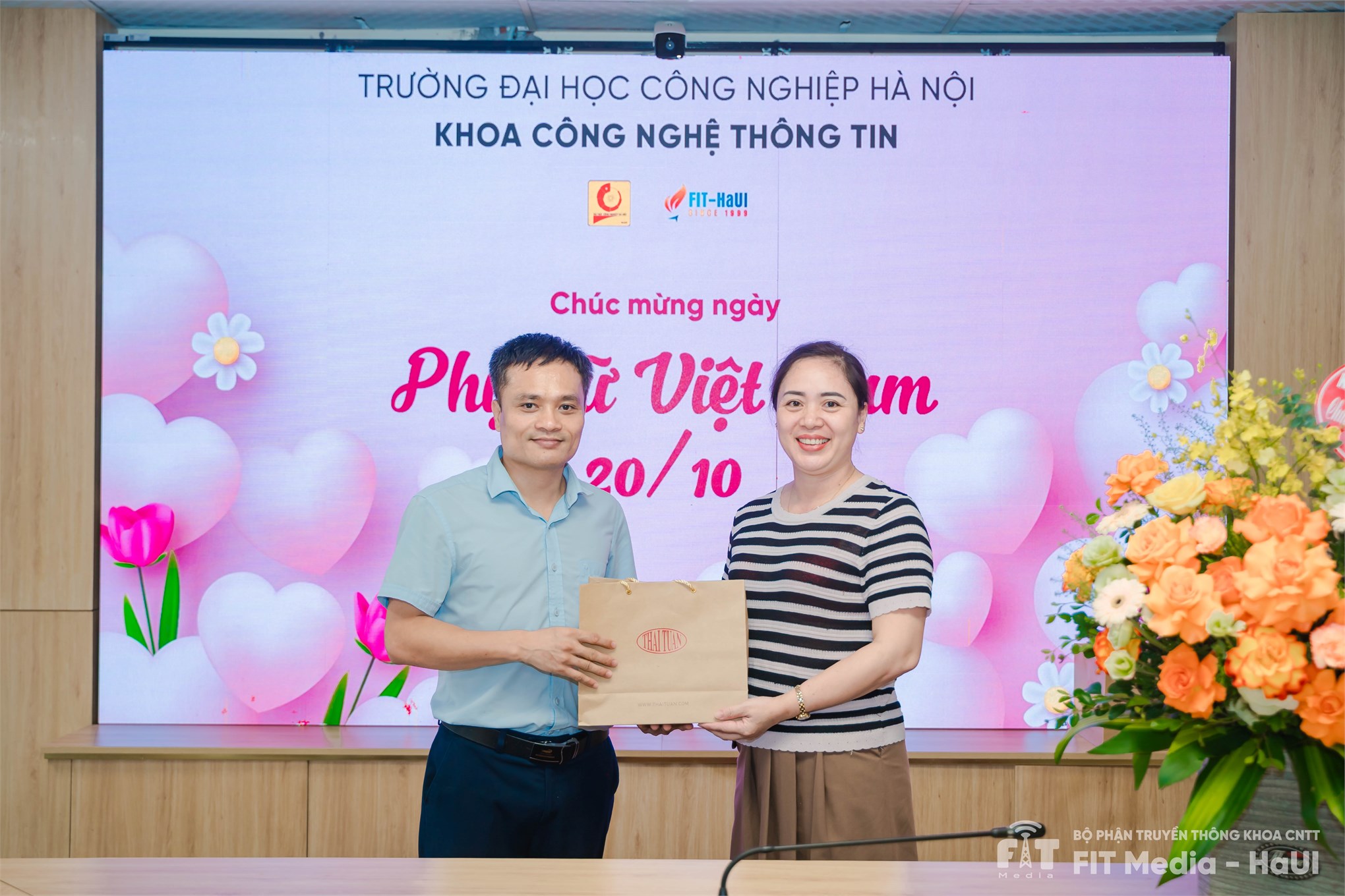 Ban Lãnh đạo Khoa CNTT Chúc mừng nhân Ngày Phụ nữ Việt Nam 20-10