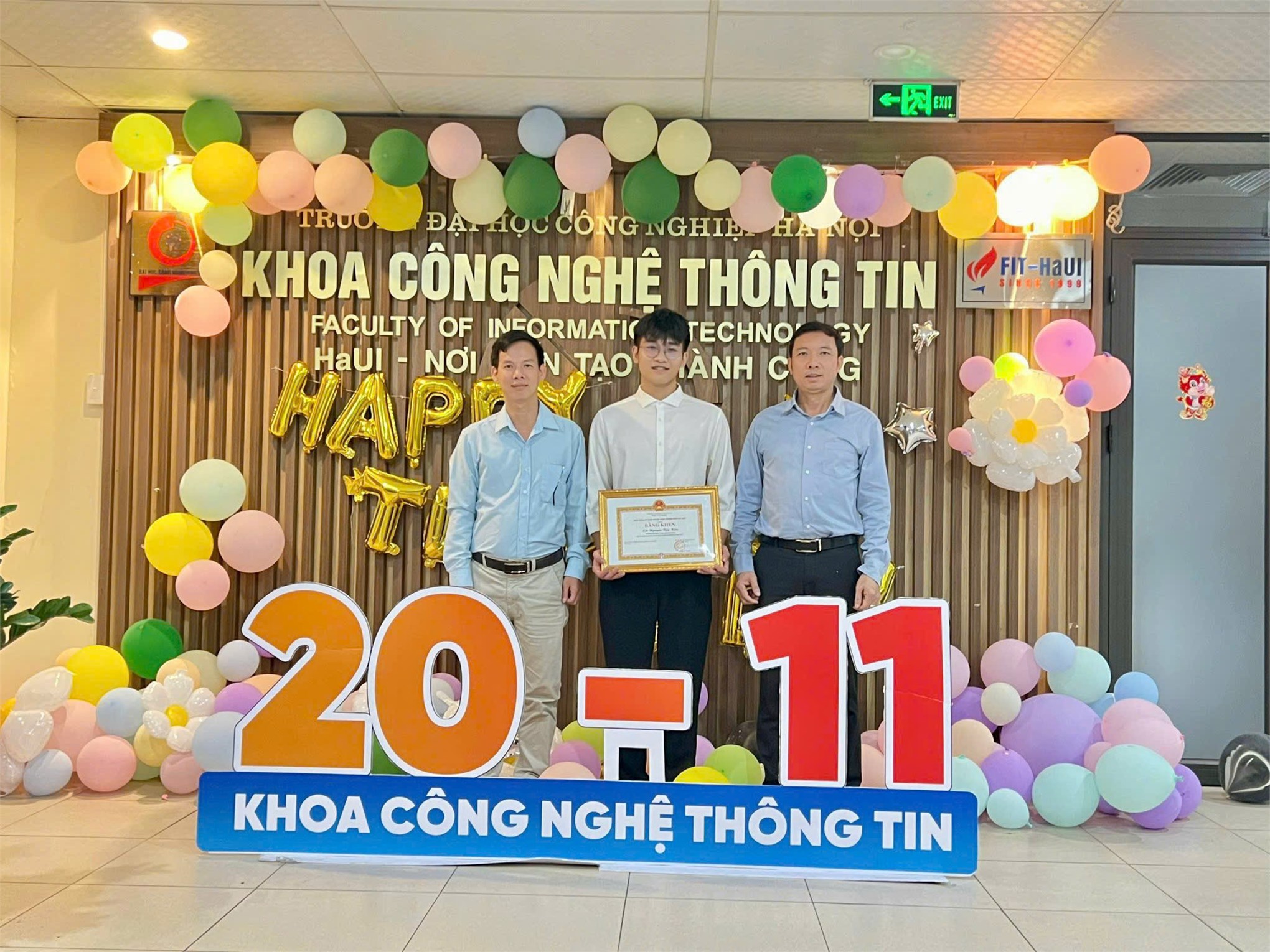 Sinh viên Khoa Công nghệ thông tin vinh dự đón nhận Bằng khen của Chủ tịch Thành phố Hà Nội vì đã có thành tích tại Kỳ thi Kỹ năng nghề Thành phố Hà Nội năm 2023