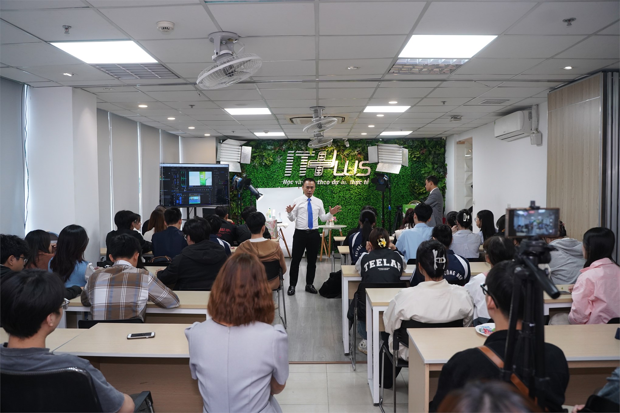 Sinh viên ngành Công nghệ đa phương tiện trải nghiệm thực tế tại Viện Công nghệ thông tin và truyền thông IT Plus