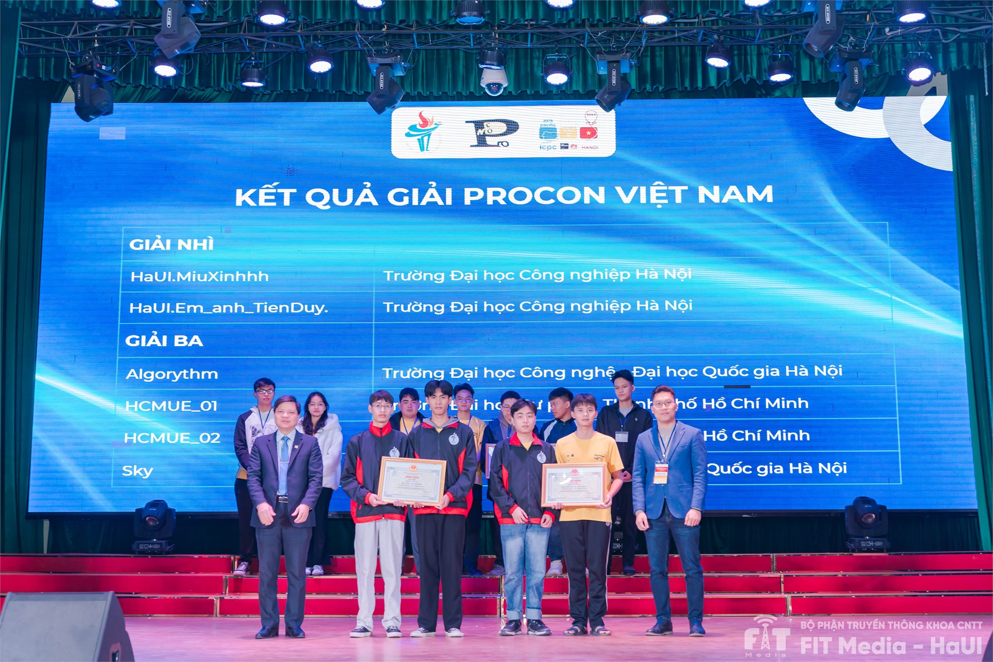 Sinh viên Khoa Công nghệ thông tin ghi thành tích nổi bật tại Olympic Tin học sinh viên Việt Nam lần thứ 33 và Kỳ thi Lập trình ICPC ASIA Hà Nội năm 2024