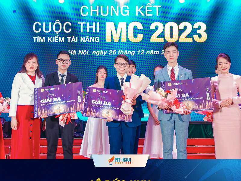 Lê Đức Huy - Sinh viên K17 khoa CNTT đạt giải ba cuộc thi "Tìm kiếm Tài năng MC 2023”.