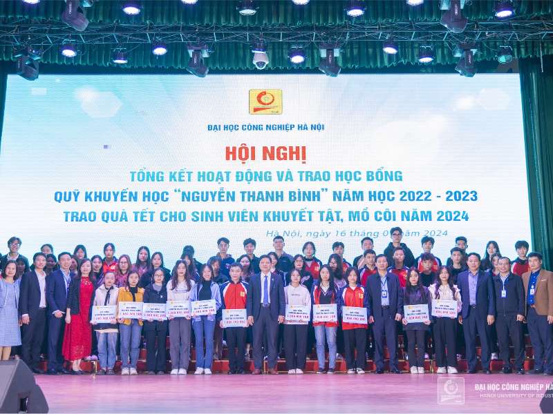 Nhiều sinh viên Khoa Công nghệ thông tin được nhận học bổng Nguyễn Thanh Bình năm học 2022-2023