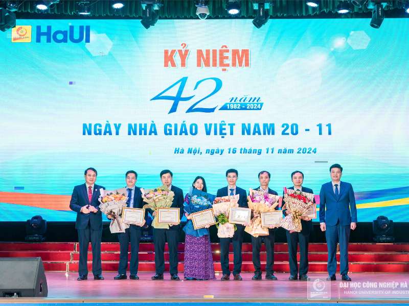 TS. Nguyễn Bá Nghiễn Khoa Công nghệ thông tin vinh dự được Nhà trường phong tặng danh hiệu Nhà giáo tiêu biểu năm học 2023-2024